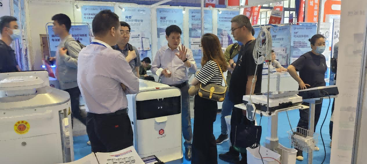 Intelligent robots participate in CMEF exhibition(pic3)