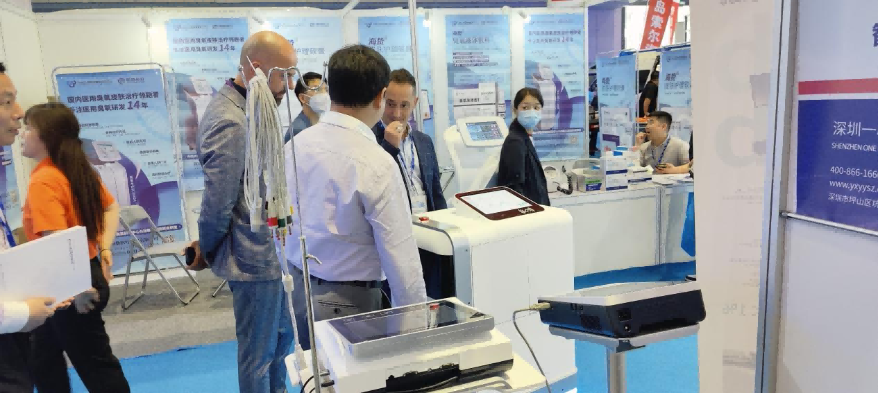 Intelligent robots participate in CMEF exhibition(pic4)