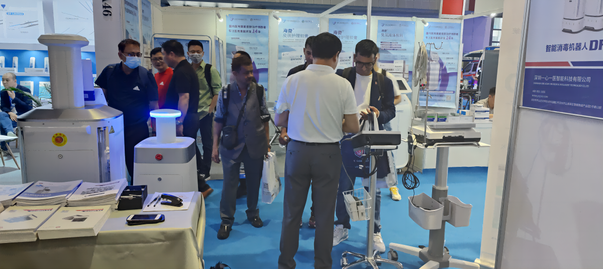 Intelligent robots participate in CMEF exhibition(pic5)